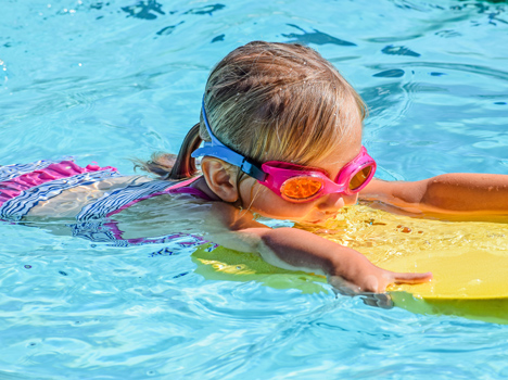 enfant nage piscine
