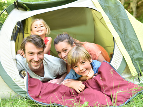 famille camping tente