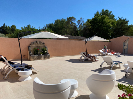 transats parasols piscine